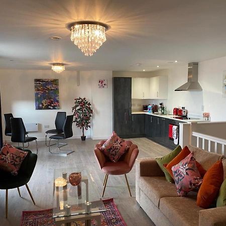 Central 2 Bed Newly Built Duplex Penthouse With Free Gated, On-Site Parking, Lift Access, Self Check-In, Super Fast Wifi, Two Cathedral View Terraces & Sleeps 6 Петербург Экстерьер фото