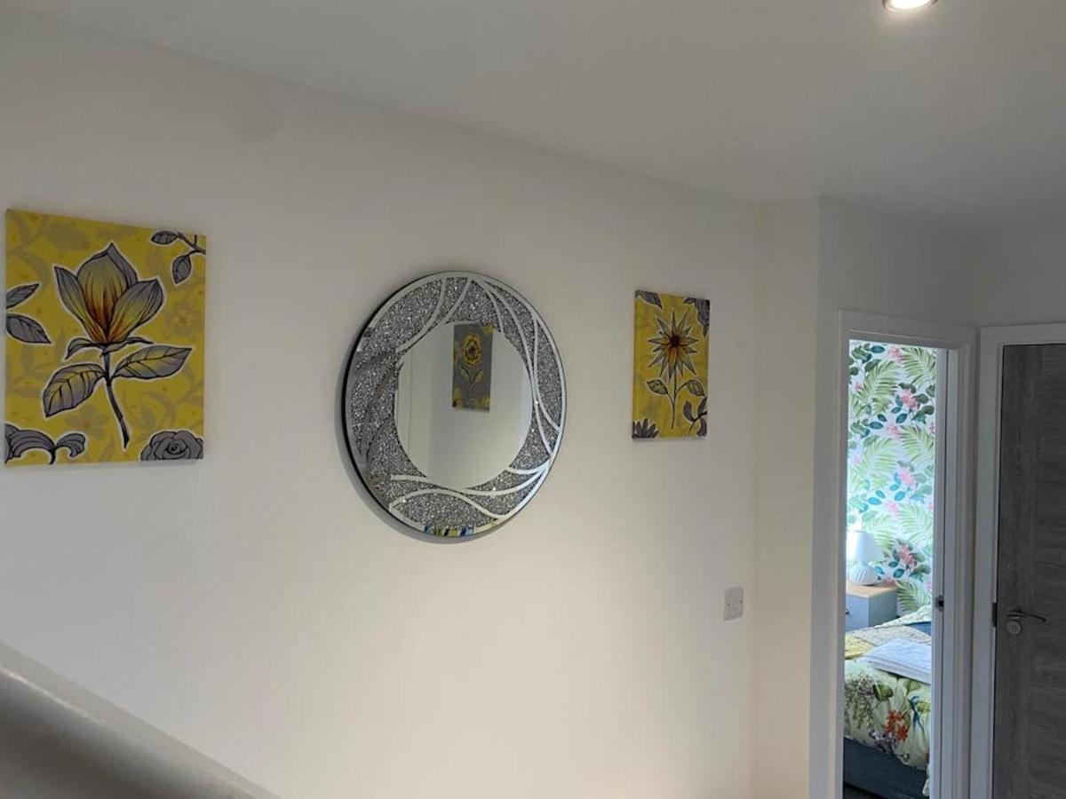 Central 2 Bed Newly Built Duplex Penthouse With Free Gated, On-Site Parking, Lift Access, Self Check-In, Super Fast Wifi, Two Cathedral View Terraces & Sleeps 6 Петербург Экстерьер фото