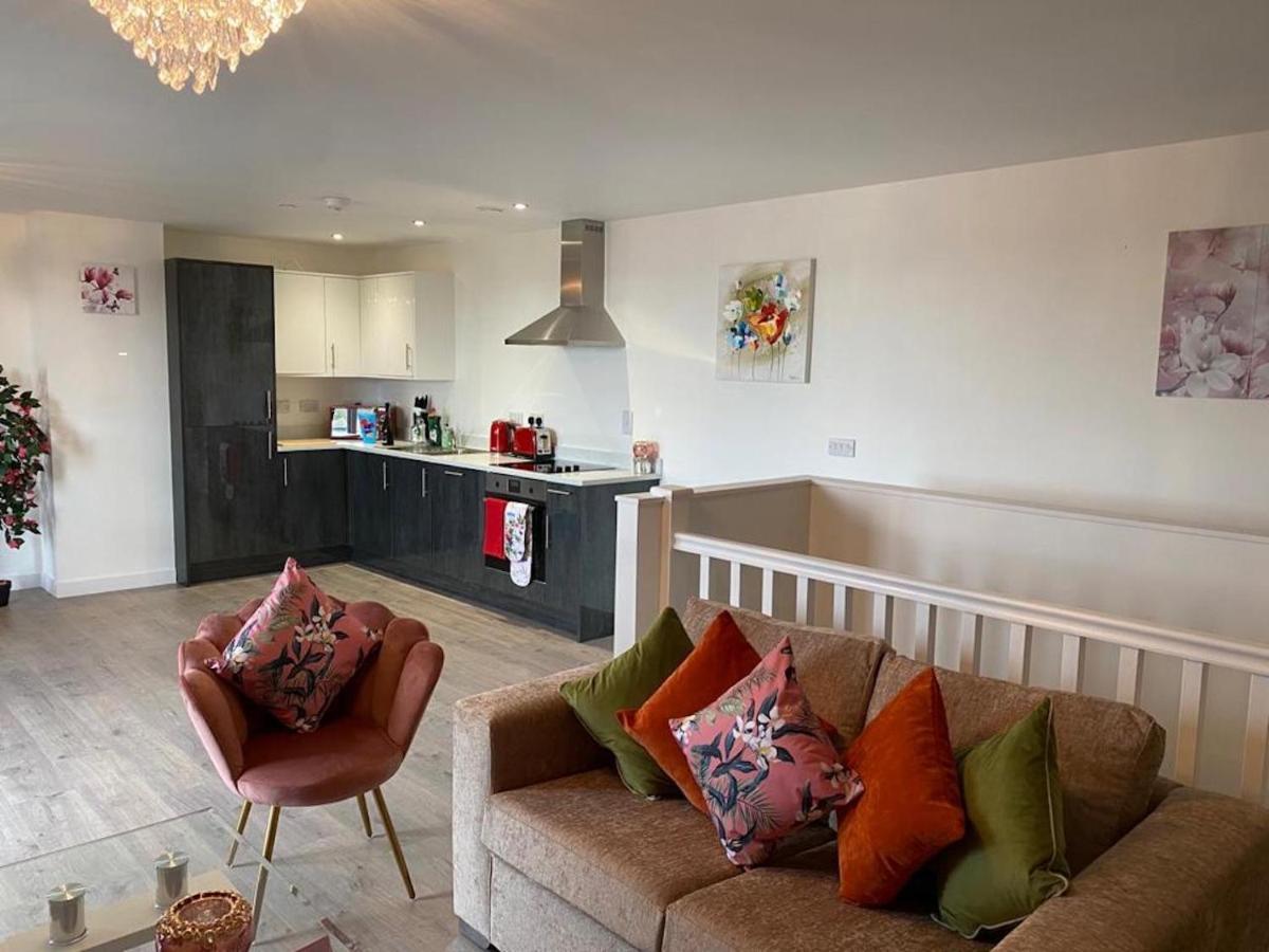 Central 2 Bed Newly Built Duplex Penthouse With Free Gated, On-Site Parking, Lift Access, Self Check-In, Super Fast Wifi, Two Cathedral View Terraces & Sleeps 6 Петербург Экстерьер фото