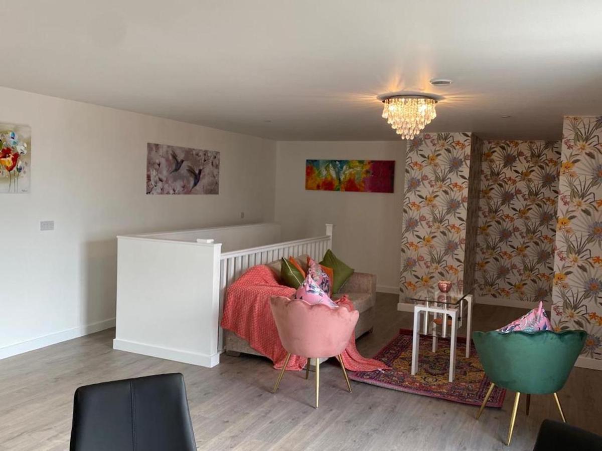 Central 2 Bed Newly Built Duplex Penthouse With Free Gated, On-Site Parking, Lift Access, Self Check-In, Super Fast Wifi, Two Cathedral View Terraces & Sleeps 6 Петербург Экстерьер фото