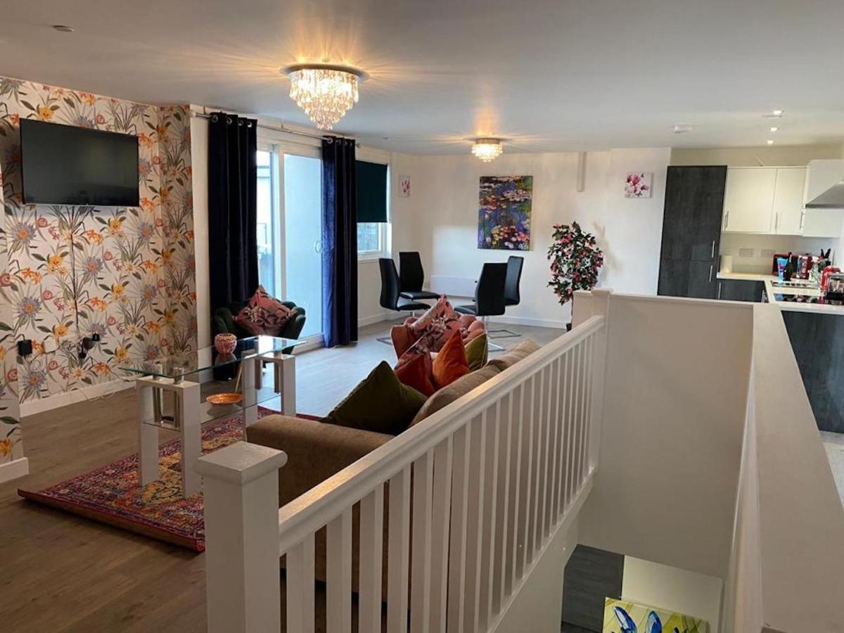 Central 2 Bed Newly Built Duplex Penthouse With Free Gated, On-Site Parking, Lift Access, Self Check-In, Super Fast Wifi, Two Cathedral View Terraces & Sleeps 6 Петербург Экстерьер фото