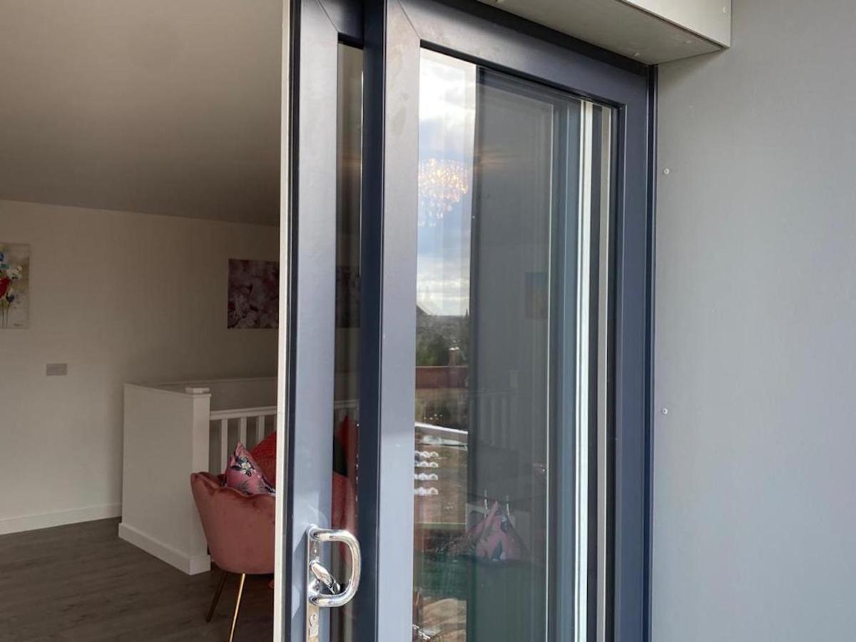 Central 2 Bed Newly Built Duplex Penthouse With Free Gated, On-Site Parking, Lift Access, Self Check-In, Super Fast Wifi, Two Cathedral View Terraces & Sleeps 6 Петербург Экстерьер фото