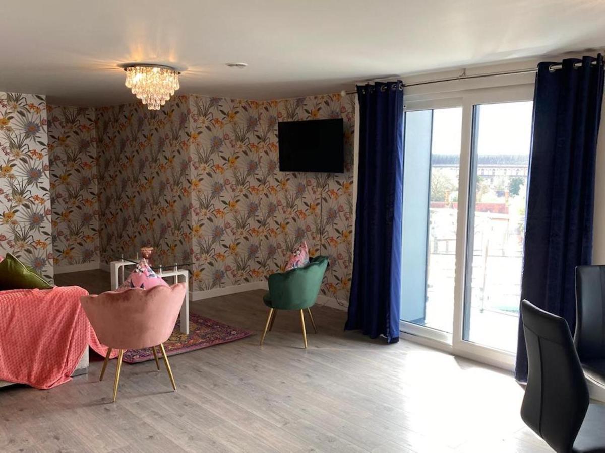 Central 2 Bed Newly Built Duplex Penthouse With Free Gated, On-Site Parking, Lift Access, Self Check-In, Super Fast Wifi, Two Cathedral View Terraces & Sleeps 6 Петербург Экстерьер фото