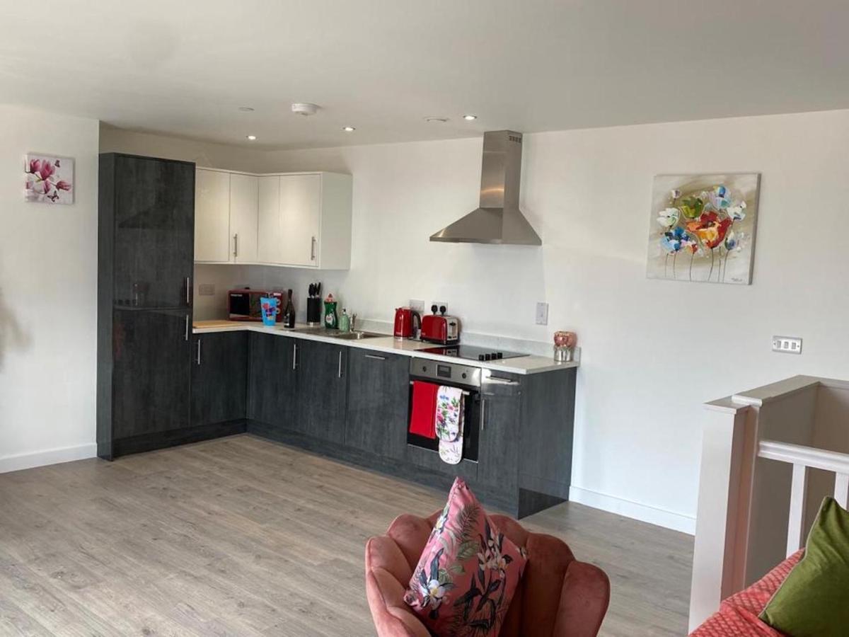 Central 2 Bed Newly Built Duplex Penthouse With Free Gated, On-Site Parking, Lift Access, Self Check-In, Super Fast Wifi, Two Cathedral View Terraces & Sleeps 6 Петербург Экстерьер фото