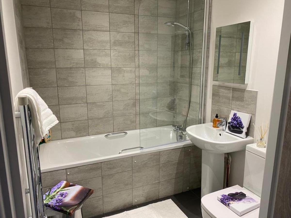 Central 2 Bed Newly Built Duplex Penthouse With Free Gated, On-Site Parking, Lift Access, Self Check-In, Super Fast Wifi, Two Cathedral View Terraces & Sleeps 6 Петербург Экстерьер фото
